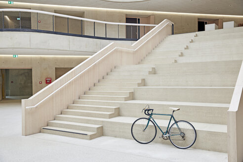 Rennrad vor der Treppe stehend - FMKF003087