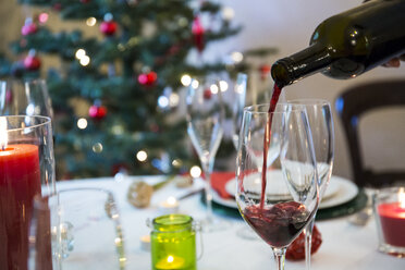 Servieren von Wein zum Weihnachtsessen - ABZF001051