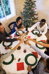 Freunde stoßen bei einem Weihnachtsessen mit Champagner an - ABZF001077