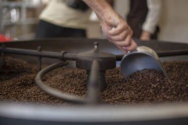 Geröstete Kaffeebohnen im Kühlzylinder - ZEF010001