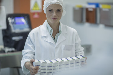 Lab worker in pharmaceutical plant packaging medicine - ZEF010036