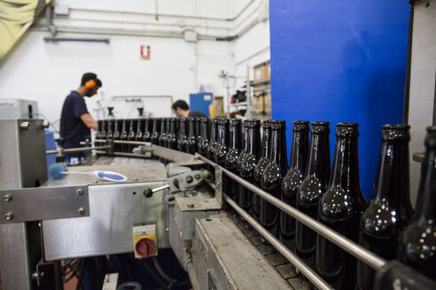 Men working in beer bottling plant - ABZF001085