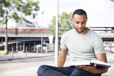 Man reading book, outdoor - FKF002040