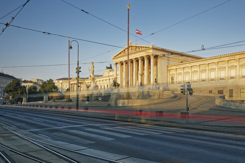 Österreich, Wien, Österreichisches Parlament, Lichtspur der Straßenbahn - GFF000750