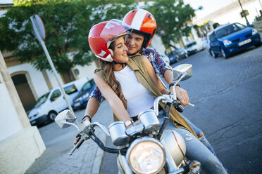 Junges verliebtes Paar auf einem Motorrad - KIJF000735