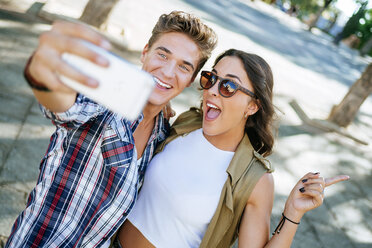 Young couple taking selfie with smartphone - KIJF000744