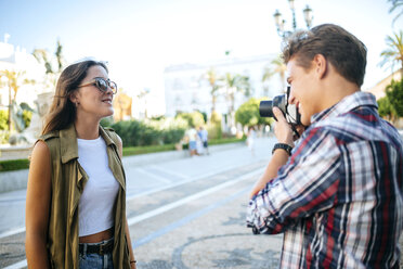 Spain, young man taking picture of his girlfriend - KIJF000754