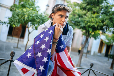 Porträt eines jungen Mannes mit amerikanischer Flagge - KIJF000768