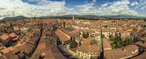 Italien, Lucca, Panoramablick auf die Stadt vom Torre Guinigi, lizenzfreies Stockfoto