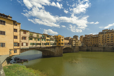 Italien, Florenz, Blick auf die Ponte Vecchio und den Fluss Arno - OPF000120
