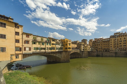 Italien, Florenz, Blick auf die Ponte Vecchio und den Fluss Arno - OPF000120