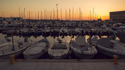 Italien, Livorno, vertäute Motorboote und Segelboote im Hafen bei Abenddämmerung - OPF000123