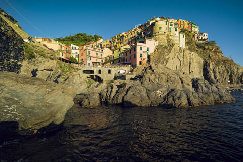 Italien, Manarola, Blick auf das Dorf von der Seeseite, lizenzfreies Stockfoto