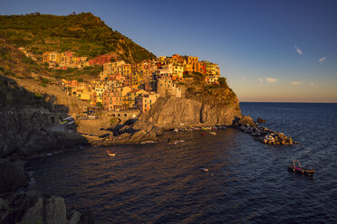 Italien, Manarola, Blick auf das Dorf vom Meer aus in der Dämmerung - OPF000130