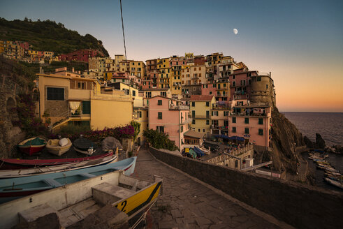 Italien, Manarola, Blick auf das Dorf bei Sonnenuntergang - OPF000131