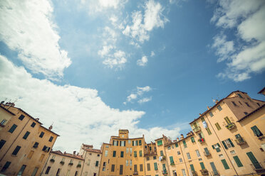 Italien, Lucca, Häuserreihe auf der Piazza dell'anfiteatro - OPF000135