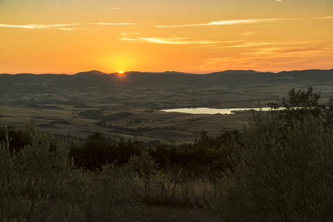 Italien, Montescudaio, Hügellandschaft in der Dämmerung, lizenzfreies Stockfoto