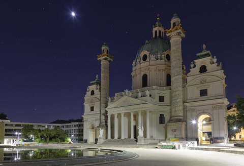 Österreich, Wien, Blick auf St. Charles Borromeo bei Nacht - GF000760