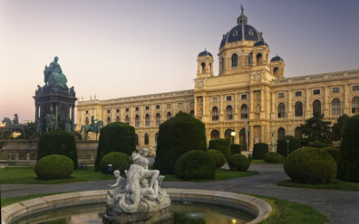 Österreich, Wien, Blick auf das Naturhistorische Museum in der Dämmerung - GF000763