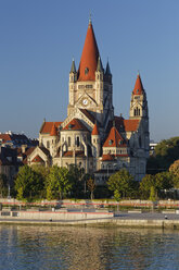 Österreich, Wien, Blick auf die Kirche St. Franz von Assisi - GFF000764