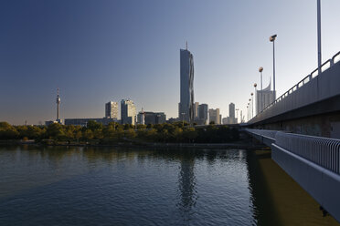 Österreich, Wien, Blick auf die Donau City mit DC Tower in der Dämmerung - GFF000765