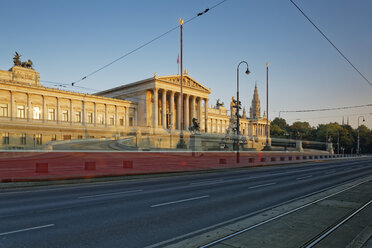 Österreich, Wien, Blick auf das österreichische Parlament mit Lichtspur der Straßenbahn im Vordergrund - GFF000773
