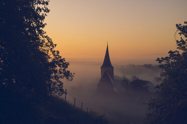 Germany, Weinsberg, church at sunrise, fog - GCF000234