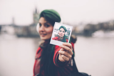 Deutschland, Köln, Frau zeigt Polaroid von sich - RTBF000281