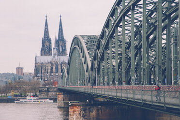 Deutschland, Köln, Frau beim Fotografieren auf der Hohenzollernbrücke - RTBF000282