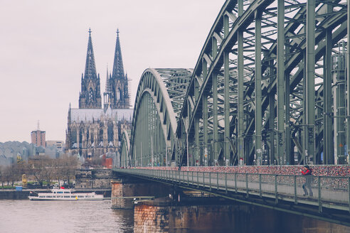 Deutschland, Köln, Frau beim Fotografieren auf der Hohenzollernbrücke - RTBF000282