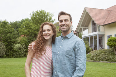 Portrait of smiling couple in garden - RBF005080