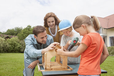 Familie baut gemeinsam ein Vogelhaus - RBF005119