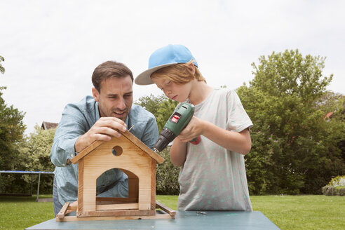 Vater und Sohn bauen ein Vogelhaus - RBF005120