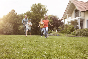 Sorglose Familie beim Laufen im Garten - RBF005121