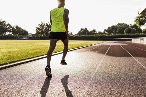 Athlete running on tartan track - UUF008265