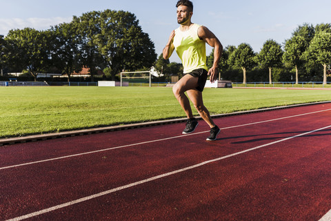 Sportler beim Training auf der Tartanbahn, lizenzfreies Stockfoto