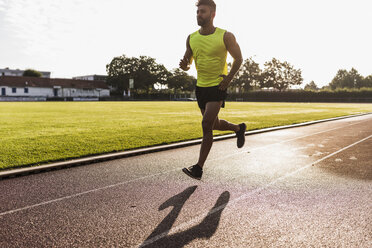 Athlete running on tartan track - UUF008267