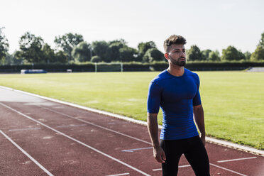 Athlete standing on tartan track - UUF008289