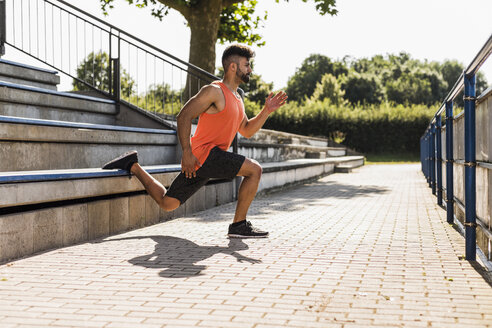 Sportler beim Training auf der Tribüne - UUF008311