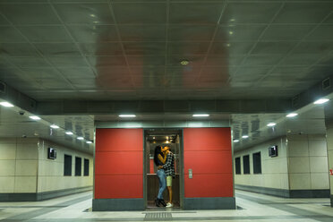 Verliebtes Paar küsst sich im Aufzug - SIPF000804