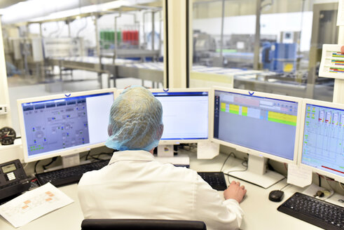 Worker in control center of an industrial bakery - LYF000546