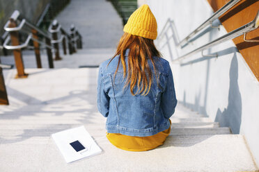 Rückenansicht einer jungen Frau mit Herbstmode - EBSF001686