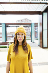 Porträt einer jungen Frau in gelber Herbstmode - EBSF001704