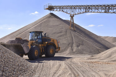 Wheel loader loading gravel in gravel pit - LYF000574