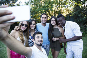 Freunde machen ein Selfie in einem Garten während einer Sommerparty - ABZF001134