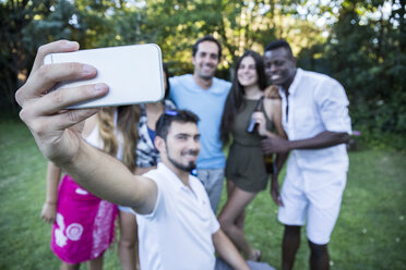 Freunde machen ein Selfie in einem Garten während einer Sommerparty - ABZF001135