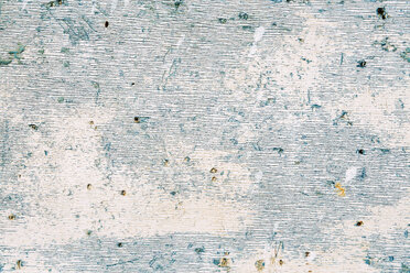 Textur einer alten, blau und weiß gestrichenen Holztür - GEMF000998