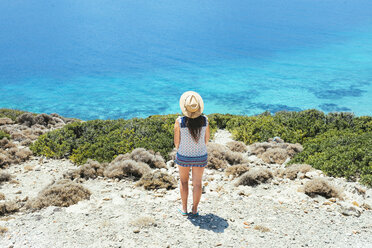Griechenland, Kykladen-Inseln, Amorgos, Frau mit Hut mit Blick auf das schöne Ägäische Meer - GEMF000999