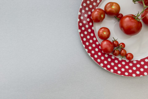 Verschiedene Tomaten auf einem Teller, lizenzfreies Stockfoto