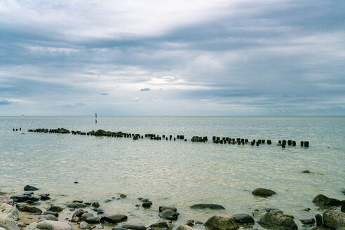 Deutschland, Mecklenburg-Vorpommern, Rügen, Ostsee, Sassnitz Strand mit Steinen - TAMF000615